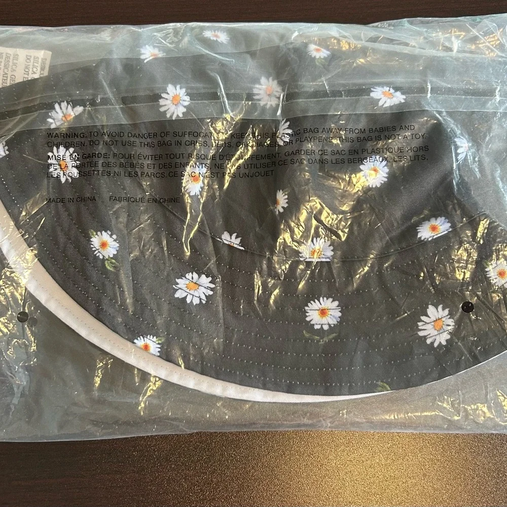 NWT Alice + Olivia Reversible Bucket Hat - Picture 5 of 6